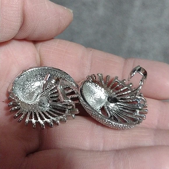 SARAH COVENTRY VINTAGE 60s SILVER-TONE RIBBED SWIRLED LEVERBACK 1.2" EARRINGS - Picture 7 of 9